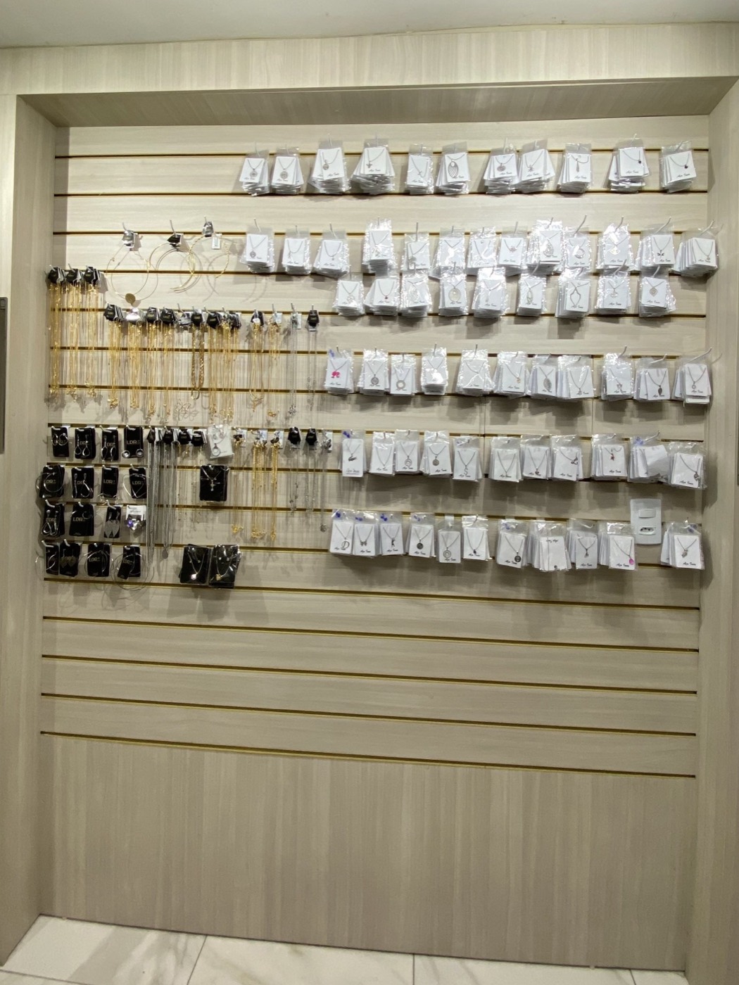Colares e correntes expostos na loja LDR Jóias