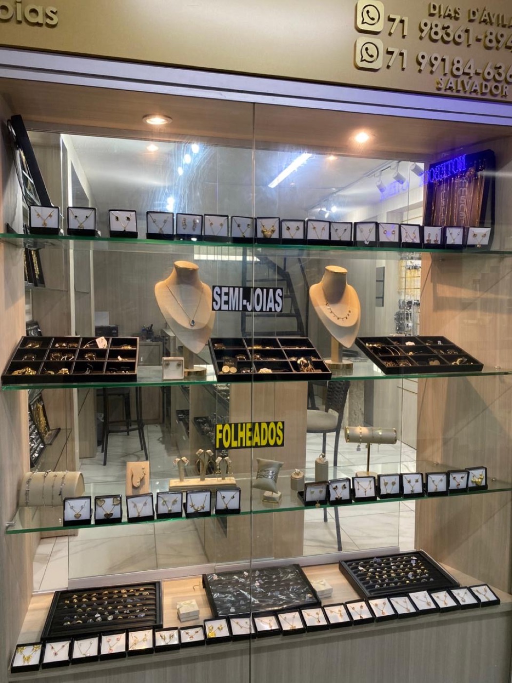 Vitrine de semijoias e folheados da LDR Jóias